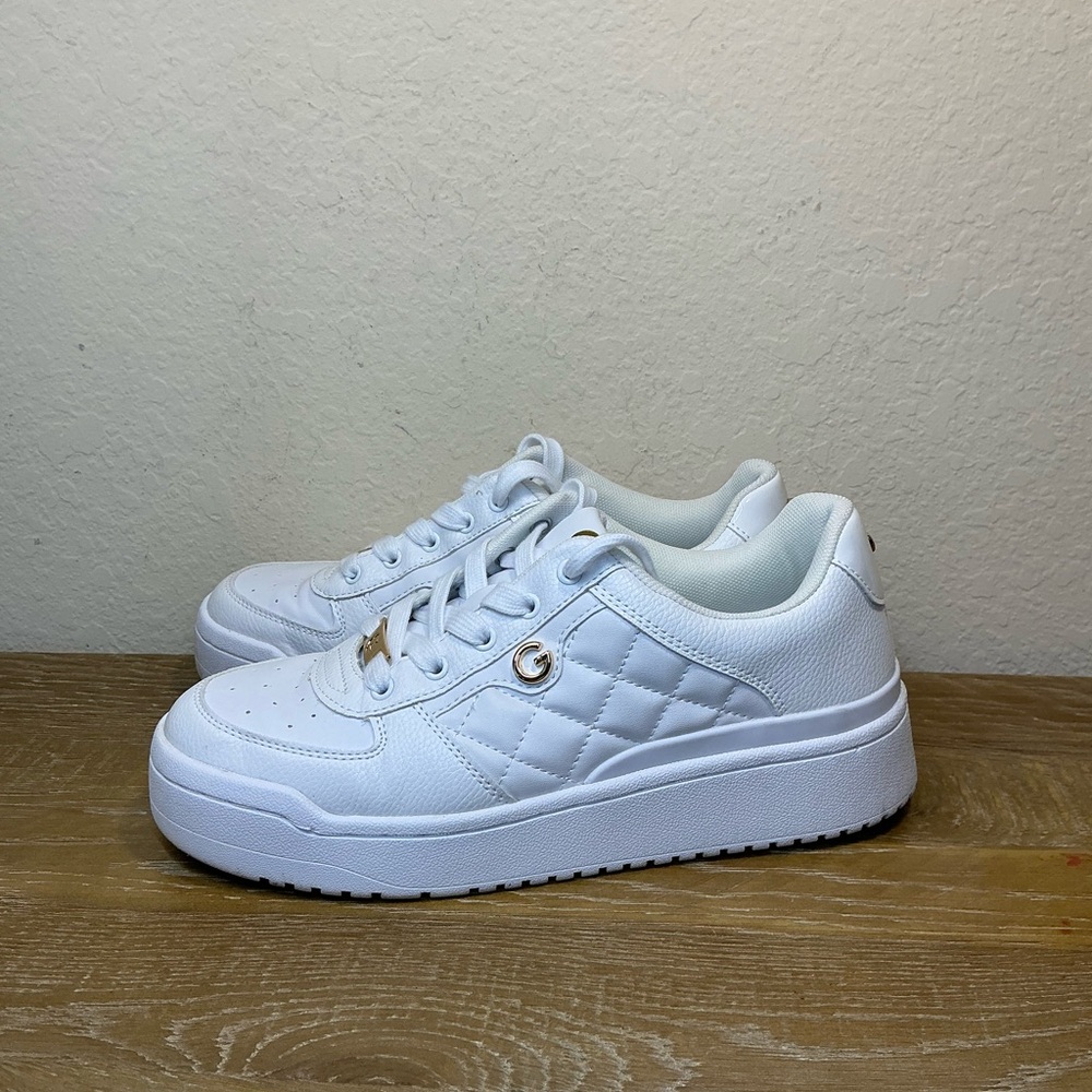 GBG Los Angeles Morla White Sneaker Size 8.5